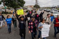 Agentes de ICE lanzan gases lacrimógenos contra manifestantes en Chicago