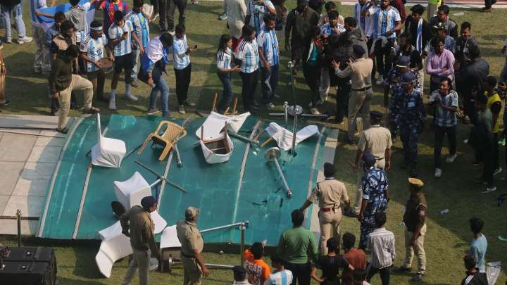 Caos total por Leo Messi en Calcuta: la euforia termina con protestas y con hinchas arrancando y lanzando asientos