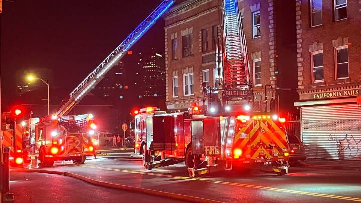 Fuego en edificio deja a 22 personas desplazadas en Hartford