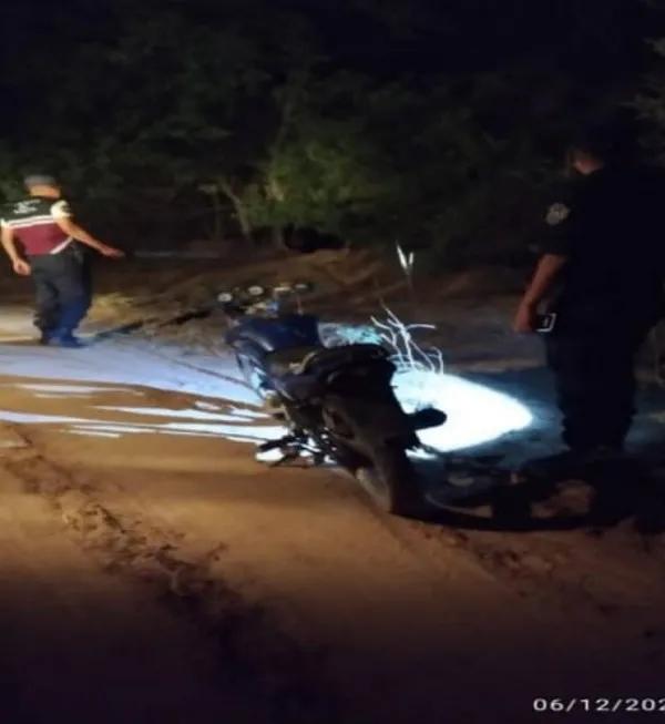 ¡No les dio la nafta! Robaron una moto y la abandonaron a medio camino