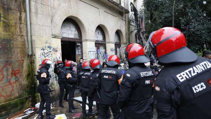 Un gran operativo desaloja un antiguo instituto okupado en San Sebastián