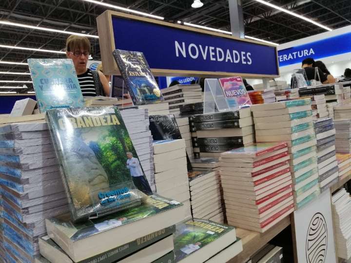 ‘Grandeza’ libro de AMLO, éxito de ventas en la FIL; jóvenes, los principales compradores