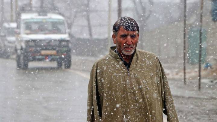 Fog, sub-zero temperatures grip Kashmir; snowfall likely