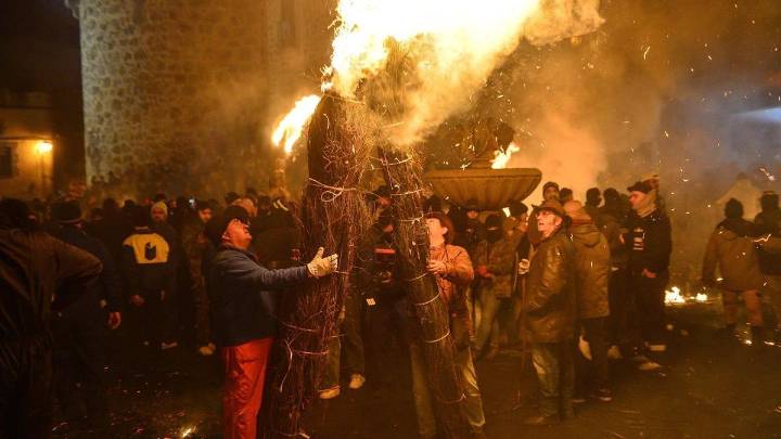 La Encamisá y los Escobazos, dos fiestas unidas por la Virgen, la familia y el fuego