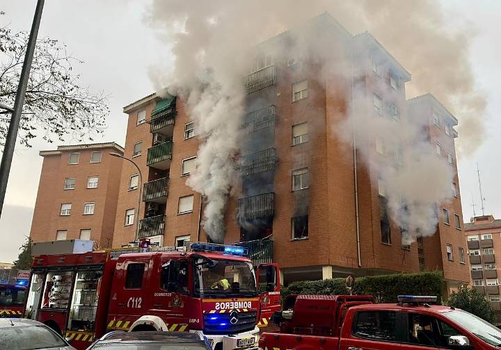 Ocho heridos por inhalación de humo en un incendio en Toledo