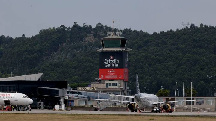La operatividad nocturna del aeropuerto de Alvedro, en el aire por falta de controladores aéreos