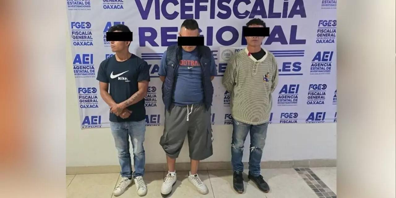 Detienen a tres hombres por narcomenudeo frente a escuela en Santa María Coyotepec