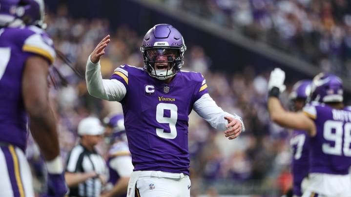 McCarthy, Vikings rebound with 31-0 win over reeling Commanders, who lose Daniels to injury again