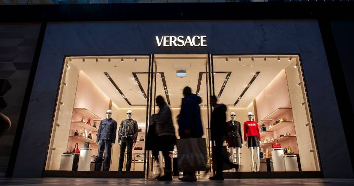 Prada cierra compra de Versace por 1.250 millones de euros: ‘Evitará nuevas adquisiciones en un futuro’