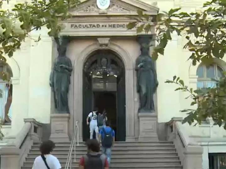 Uruguay forma médicos pero le faltan especialistas, dice informe