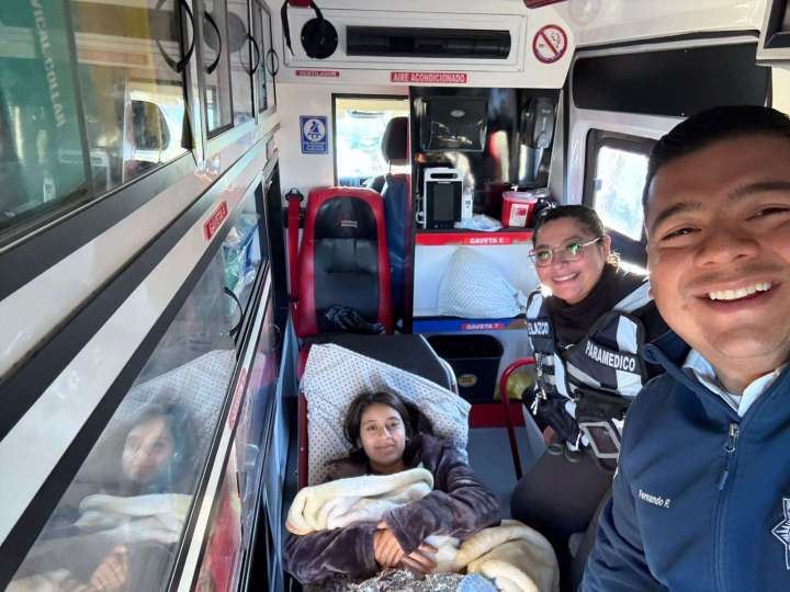 Apoya agente de seguridad vial a mujer en labor de parto