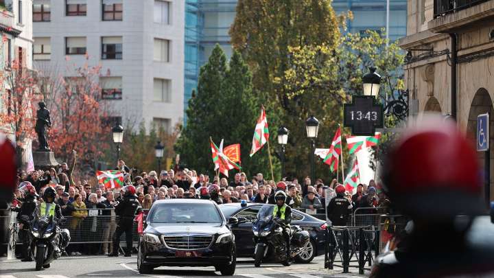 Se llevan la bandera española y dejan una pintada de la bandera española de la Casa de Juntas de Guernica