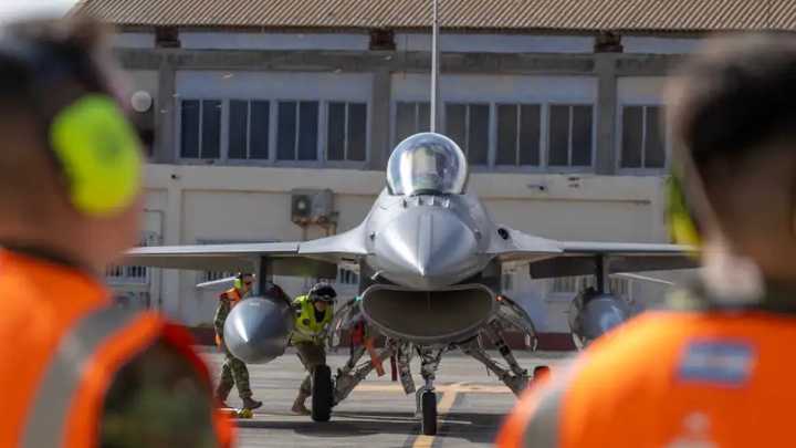 Espejitos de colores: los F-16 usados y la ilusión de comprar soberanía