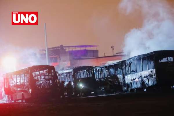 Incendio arrasa con 17 buses en cochera de Ate y deja a decenas de trabajadores sin sustento