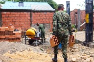 Soldados construyen una nueva vivienda para joven exsoldado y su abuelo en Yopal