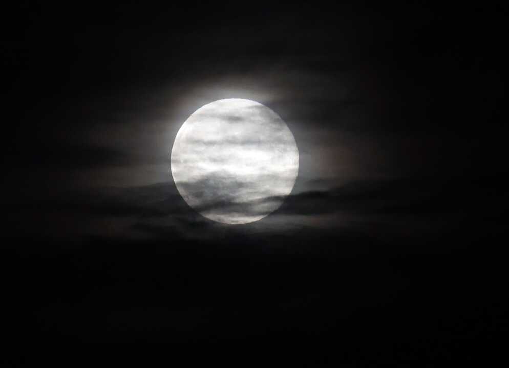 ¡Cielos oscuros y estrellas brillantes! Así se verá la Luna de diciembre en su fase nueva