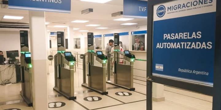 Ordenaron expulsar a tres chilenos acusados de robar simulando ser empleados de una empresa de servicios