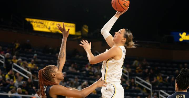 No. 6 Michigan remains undefeated at home, beats Akron, 85