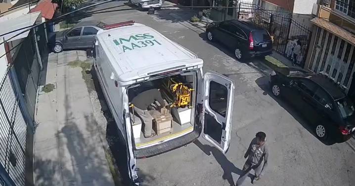 Ambulancia a la obra: captan unidad del IMSS usada para cargar loseta en Cuautitlán Izcalli