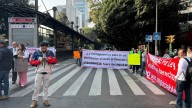 Exverificadores del INVEA bloquean Insurgentes; autoridades abren mesa de diálogo