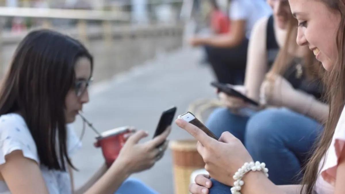 ¿Adiós a la TV?: Dos de cada tres argentinos se informa primero por medios digitales