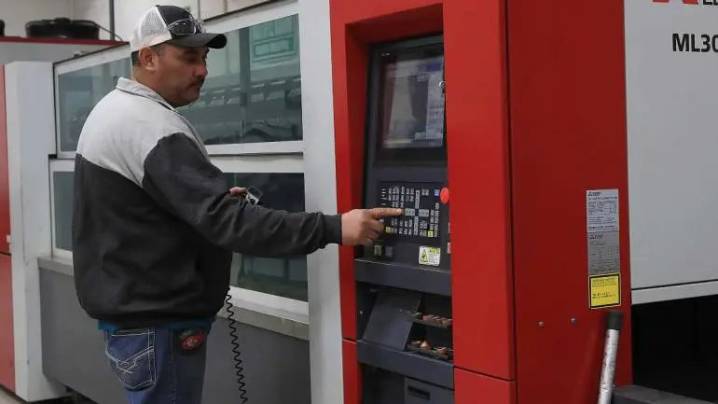 Producción industrial cae 0.7 % anual en octubre, pese a repunte mensual