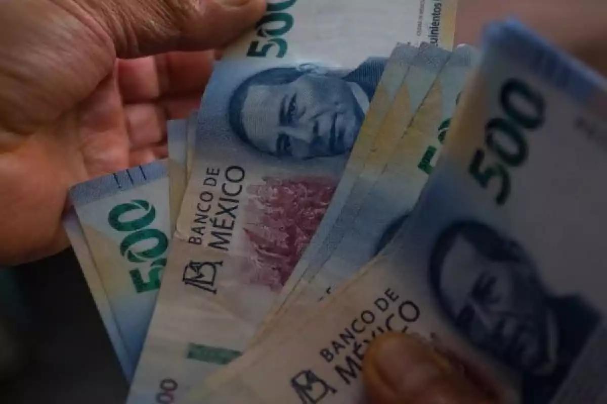 Remesas caen 1.7% en octubre: México recibió 5,635 millones de dólares, reporta Banxico