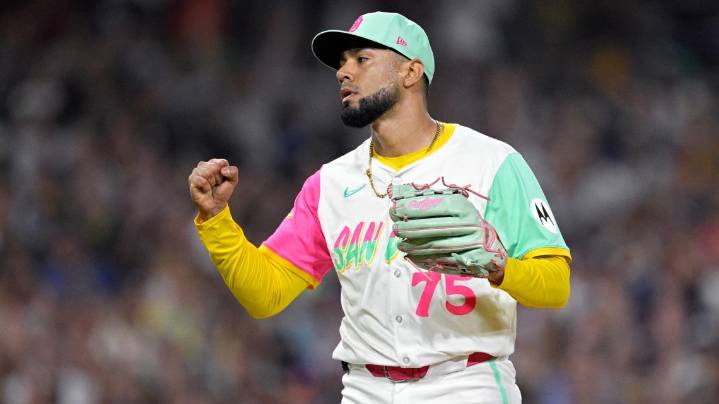 Braves signing reliever Robert Suarez to $45 million deal