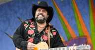 Raul Malo, the soulful tenor and frontman of The Mavericks, dies at age 60