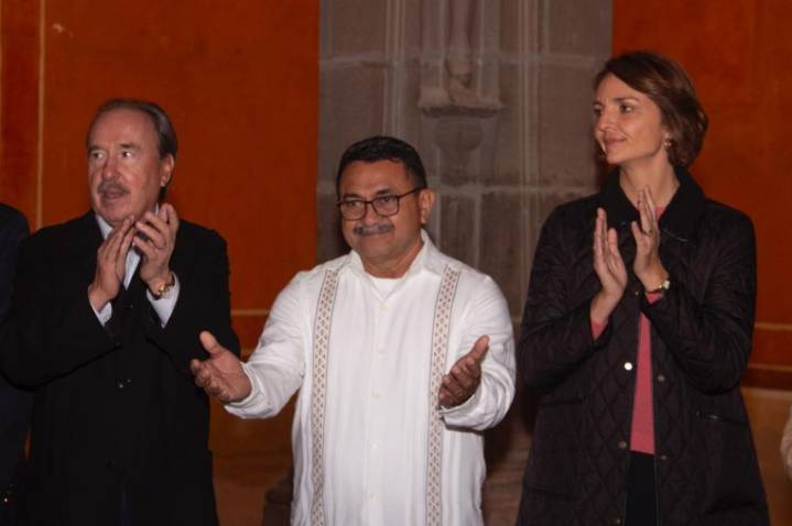 Inaugura López Birlain la muestra Atrapando Luces en el MAQRO