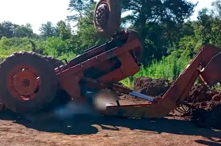 Trabajador agrícola murió aplastado por una retroexcavadora
