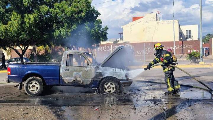 Se incendia camioneta en la avenida Las Torres, en Mazatlán