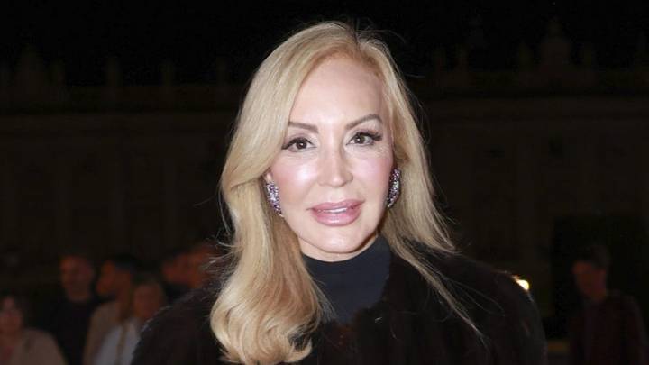 Carmen Lomana domina el blanco invernal: su look con transparencias para un almuerzo navideño elegante