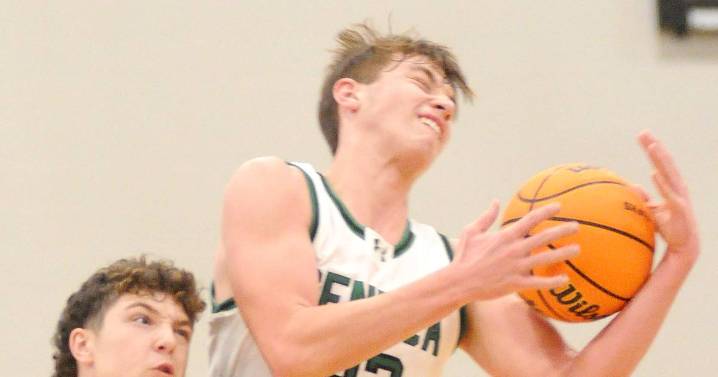 Photos: Marquette dominates Seneca 53-32 in boys basketball – Shaw Local