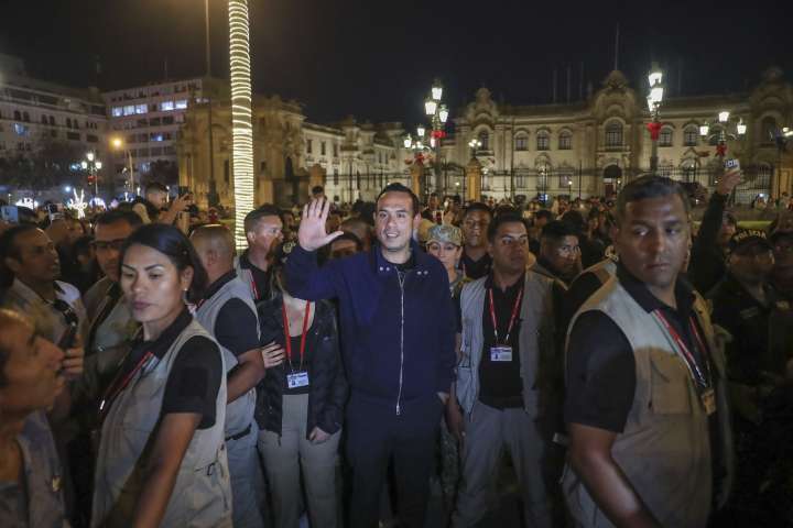 Jefe de Estado participó en retreta en la Plaza Mayor de Lima
