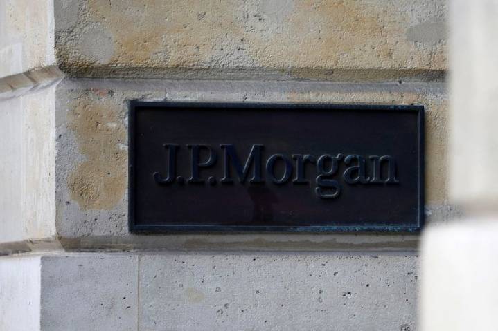 JPMorgan hires two senior bankers to expand mid