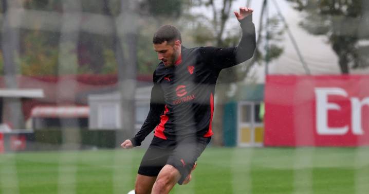 Agente de Santiago Gimenez revela el sorprendente futuro inmediato del delantero mexicano