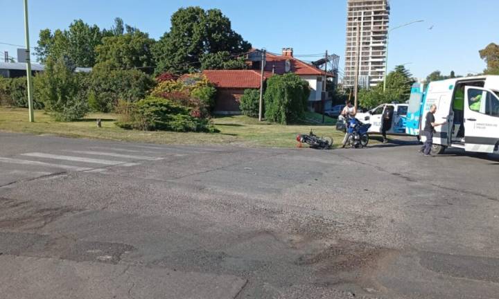 Un joven motociclista resulta herido en un choque contra un auto