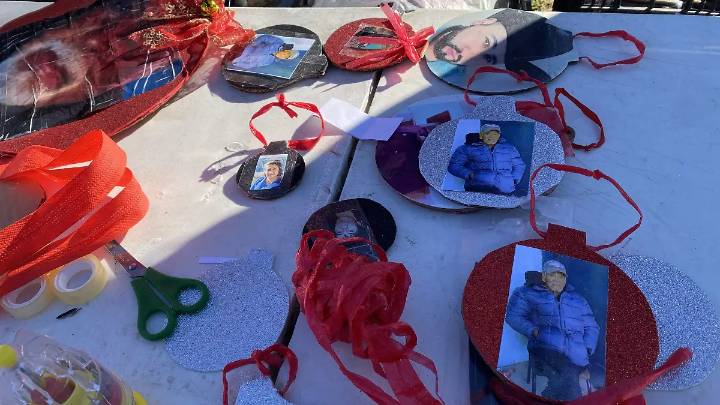 Colocan árbol de Navidad en memoria de los 386 cuerpos localizados en el crematorio Plenitud