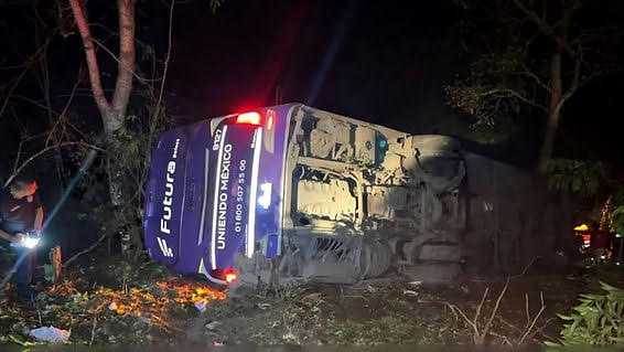 Investigan causas del accidente del autobús de pasajeros en Tlanchinol