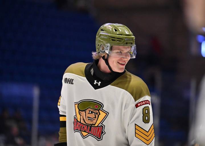 North Bay Battalion make hockey history by playing 7' 1" rookie