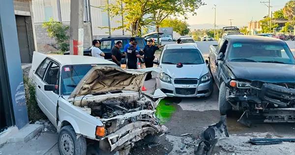 En accidente vial, joven conductor causa destrozos