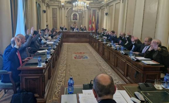 El pleno provincial se une para reclamar fondos adicionales al Gobierno para carreteras de la Diputación