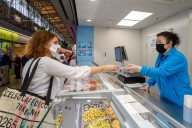 ¿Vuelven las mascarillas?: La agresiva variante de influenza que satura hospitales en Gran Bretaña y EE.UU.