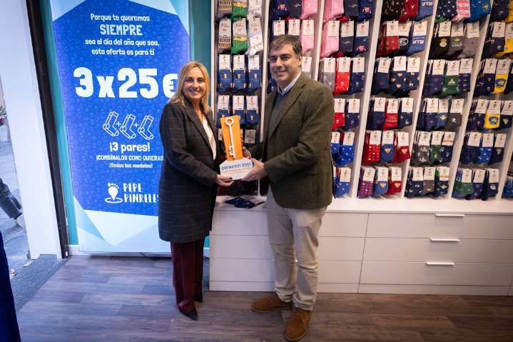 Pepe Pinreles se suma a la candidatura de Granada 2031 con una colección especial de calcetines