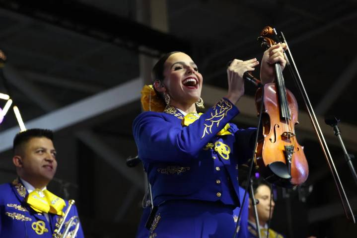 Cómo la banda Mariachi Rams convirtió la NFL en la banda sonora de LA