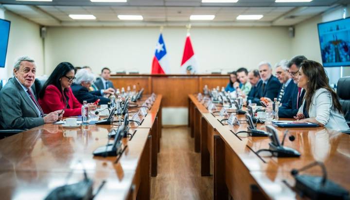 Chile y Perú acuerdan implementación de patrullajes conjuntos y coordinación policial en primera reunión del comité binacional