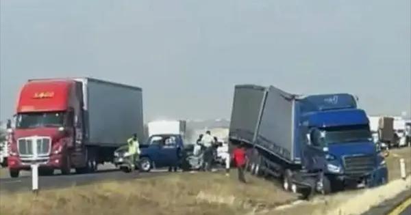 Choque en la 57 complica vialidad