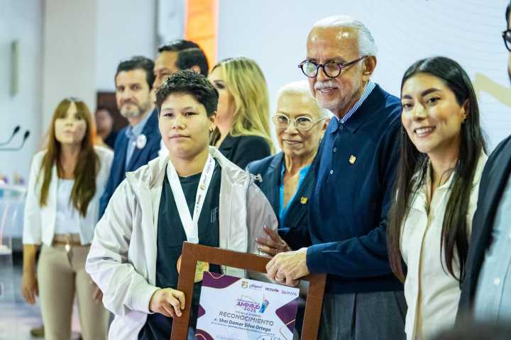 Reconoce gobernador talento y liderazgo de la juventud con entrega del Premio Estatal 2025