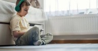 Parents of kids under 12 issued smartphone health guidance